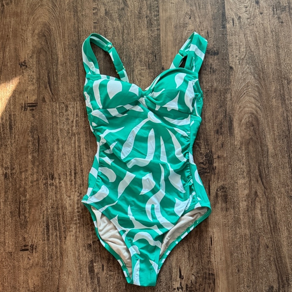 Women’s Green and White Swimsuit 🩱 size small NWOT